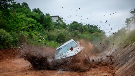 看麻了！领克07 EM-P翻滚、腾飞一次全测，这趟“翻车”了