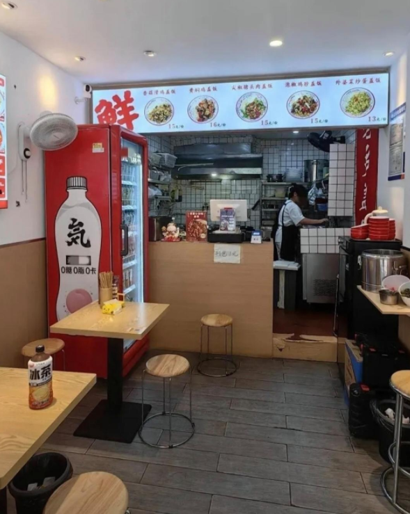 某团，坑爹！
我姑父小饭店，盖饭成本五块，卖十五，赚十块，美滋滋。美团业务员来了
