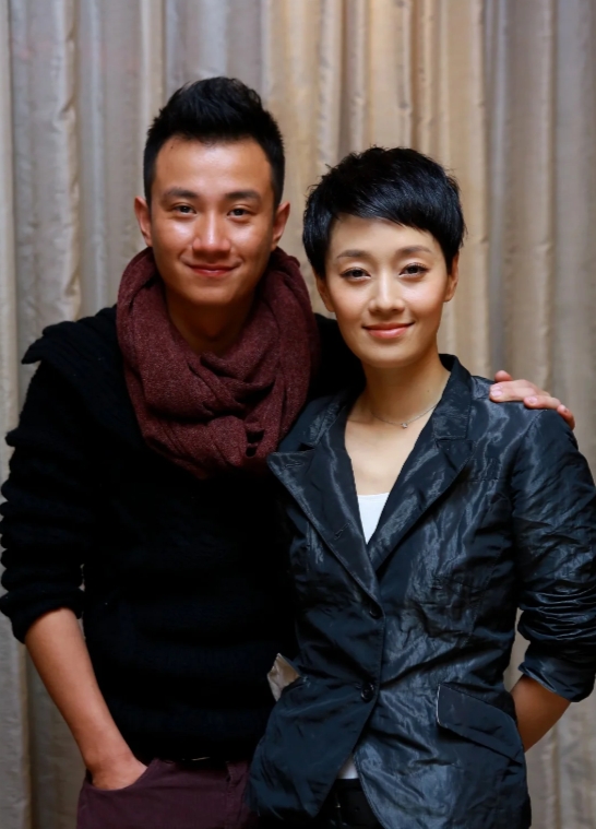 文章与女友逛超市，女方太像姚笛被认错