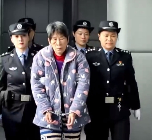 被控拐卖17名儿童！卖的第1个孩子是自己儿子！余华英涉嫌拐卖儿童案重审一审休庭，