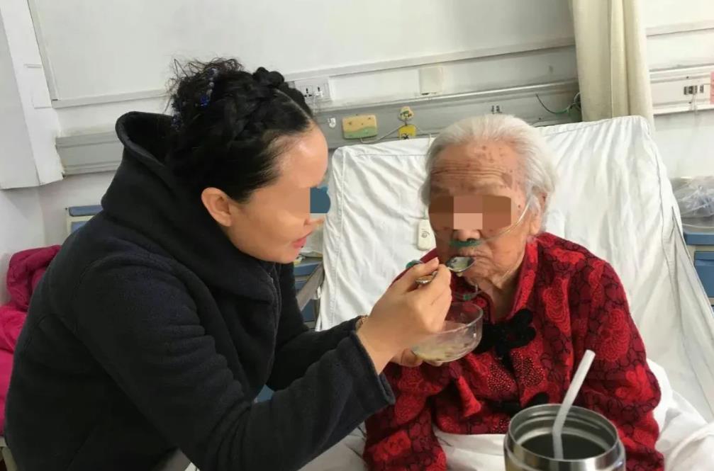 江苏南通，老两口每月退休金1.4万，却要住每月3万元的高档护理院和养老院。承担不