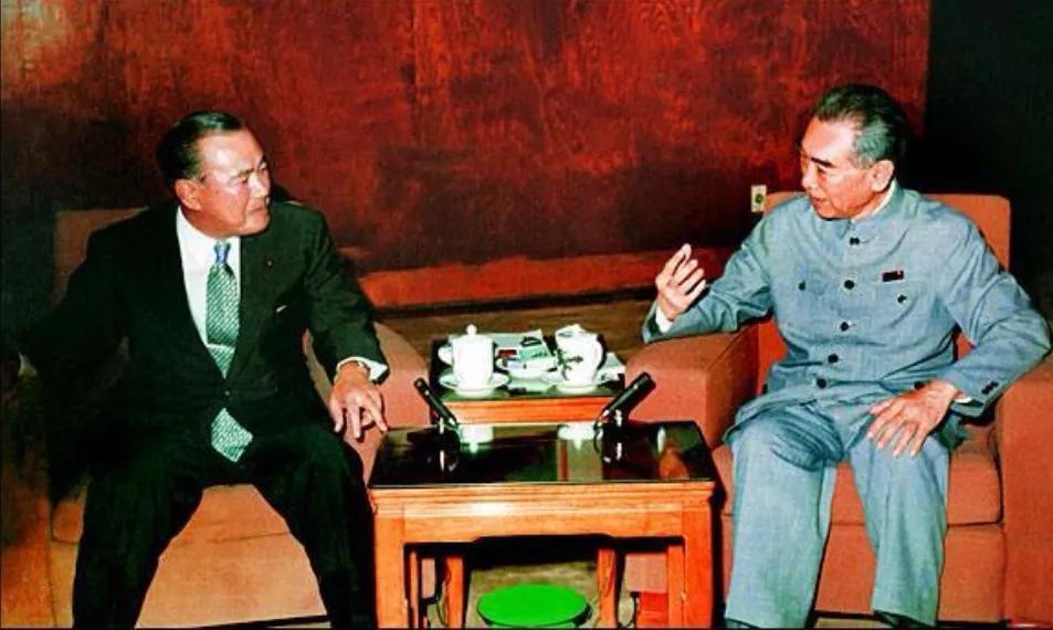1972年，日本首相田中角荣宣布将访华，这一决定引发了日本国内的强烈反响。在与中
