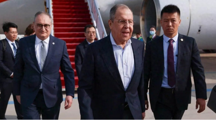 拉夫罗夫访华，美国人却不满了，美媒近日直接发文表示，在美国财长耶伦访华还没有离开