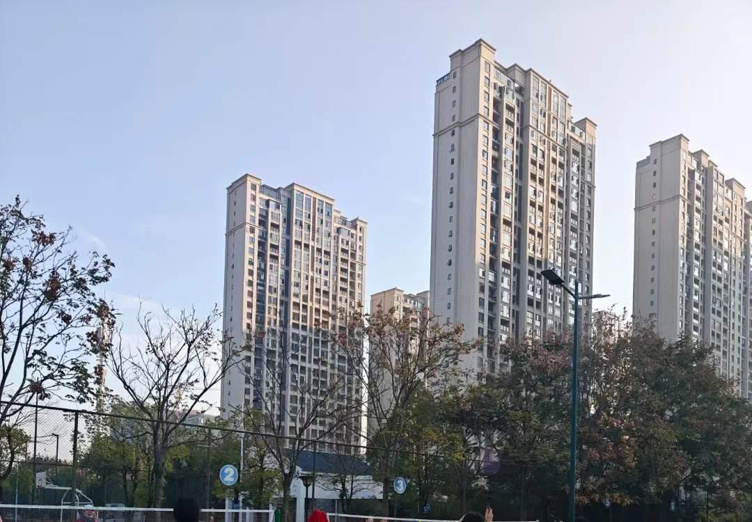 昨天大学同学群炸开锅了！原因是有几个同学前不久刚买完房，昨天突然知道契税降了的消