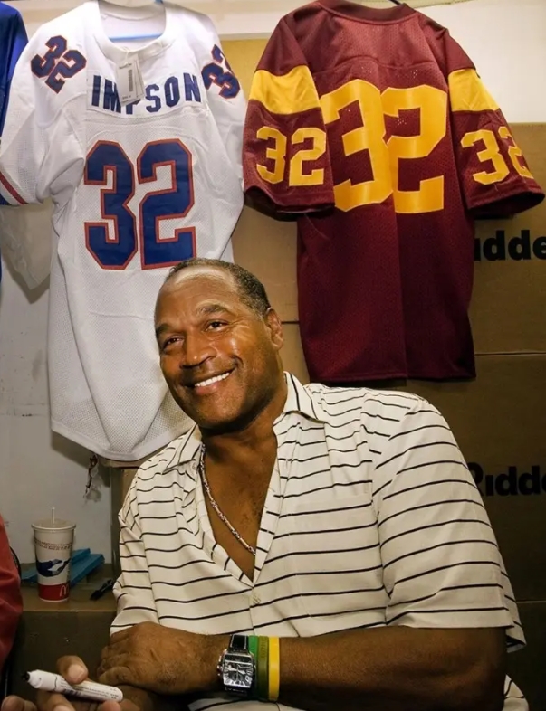 世界著名的橄榄球辛普森一生结束了，在橄榄球领域是绝对王者，后来又涉足的影视圈，也