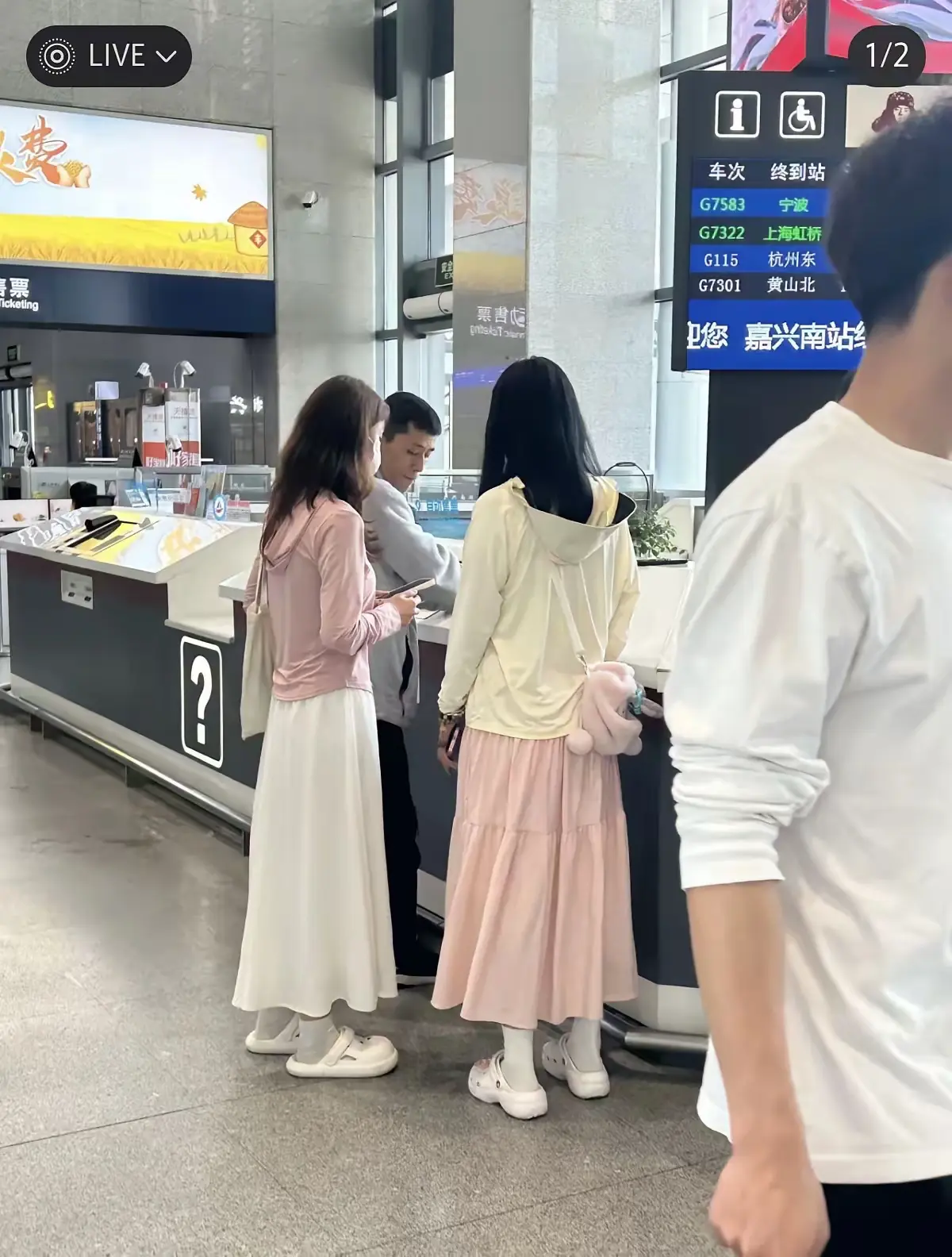 为何穿凉鞋、拖鞋、洞洞鞋要穿多双袜子？
