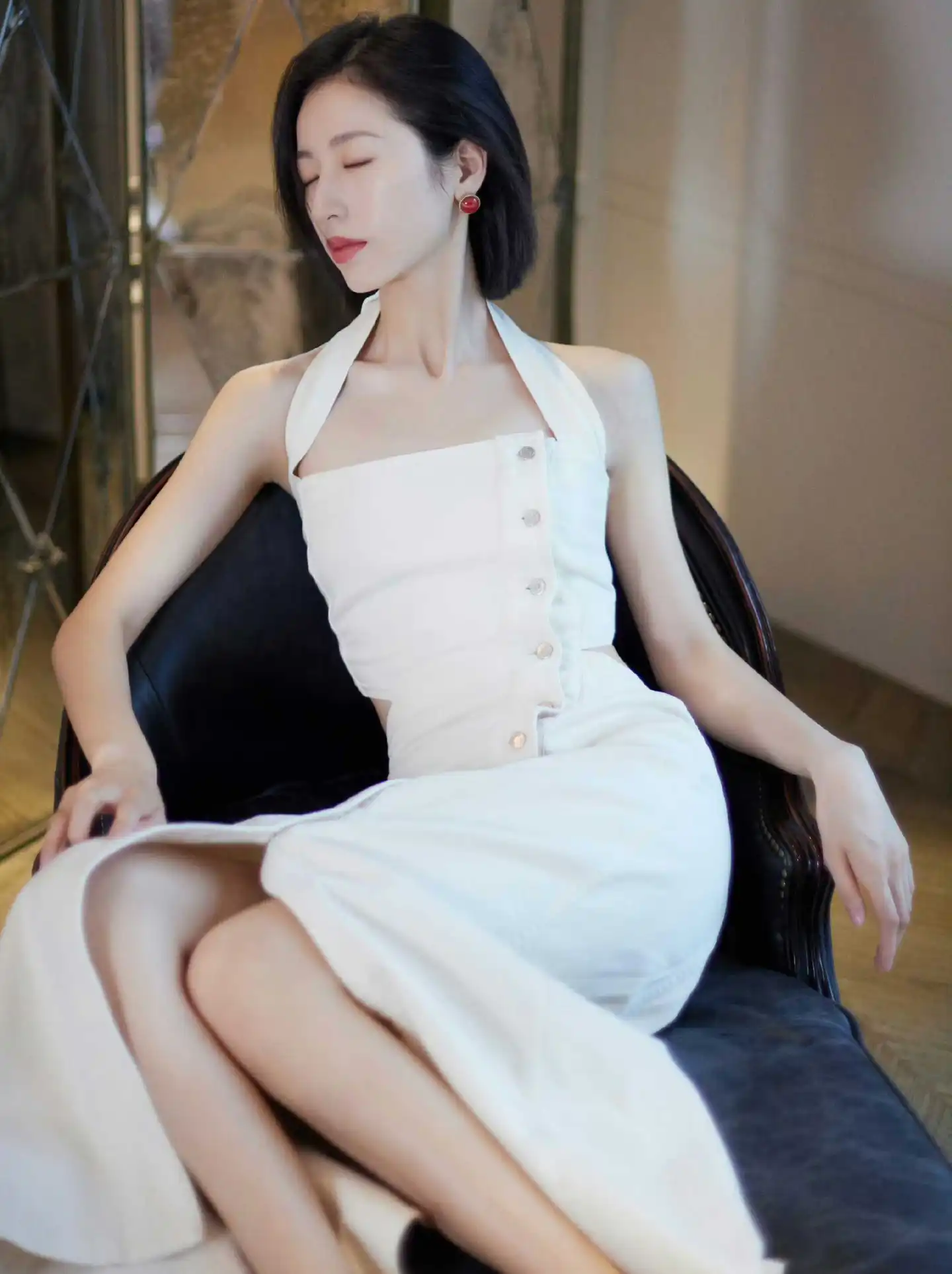 周雨彤脖子以下都是腰