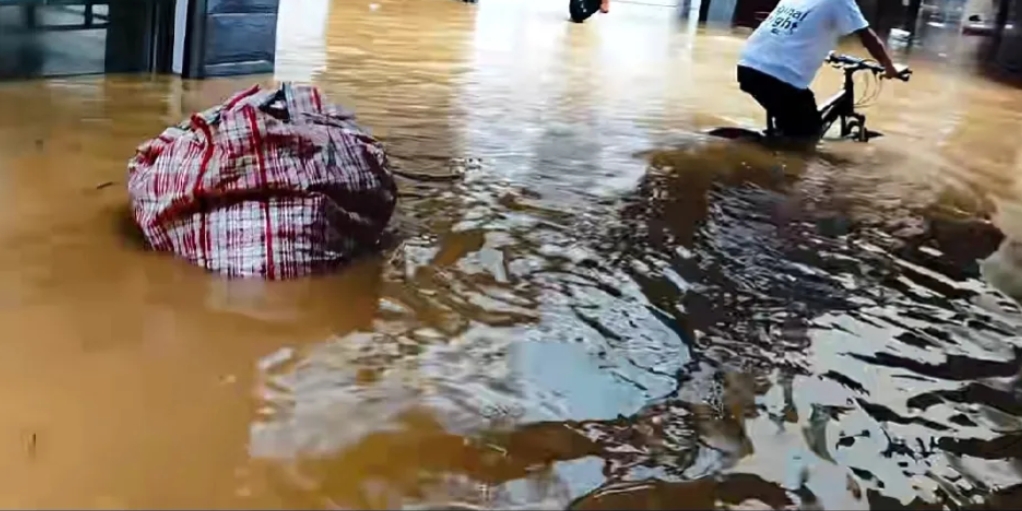 广西桂林发布洪水红色预警。

桂林市区出现洪水倒灌，洪水内涝。

是1998年以