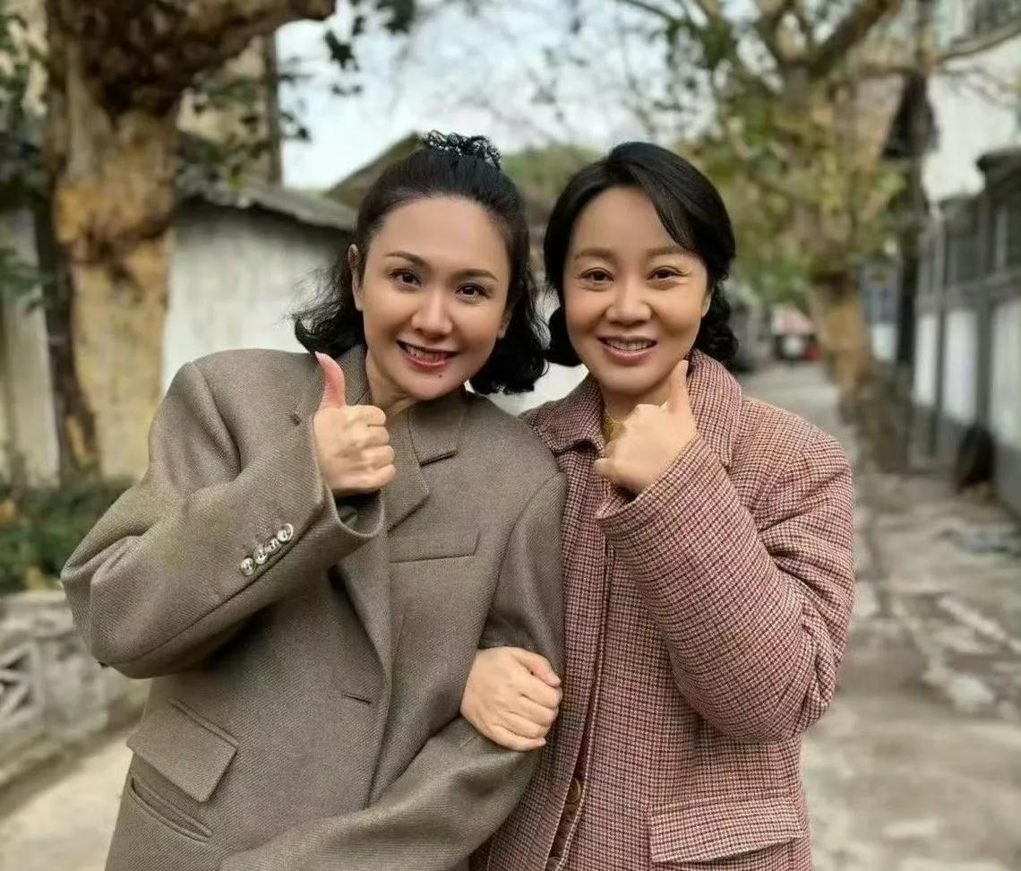 郭晓东现实中的妻子和剧中妻子闫妮合影了，这是郭晓东在拍戏时，程莉莎去探班留下的珍