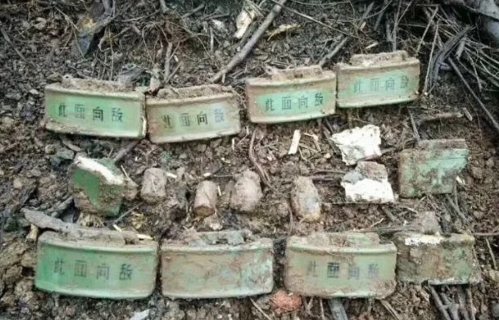 我军回撤时，越军残余势力总是跟踪，于是我们途中埋设了大量地雷，由于地雷过于密集，