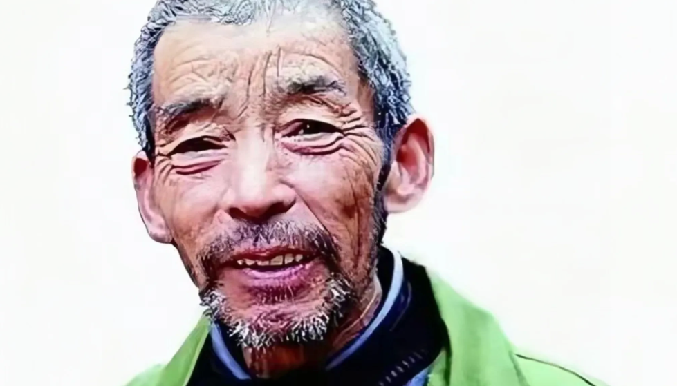 湖北武汉，男子捡到2个女婴，为抚养孩子终身未娶，靠着摆摊，将两个女儿供上大学，小