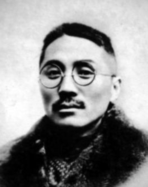 一个娇小貌美的少妇来到了梧州，四处打听之后，她来到了王亚樵的住处。只见那女人见到