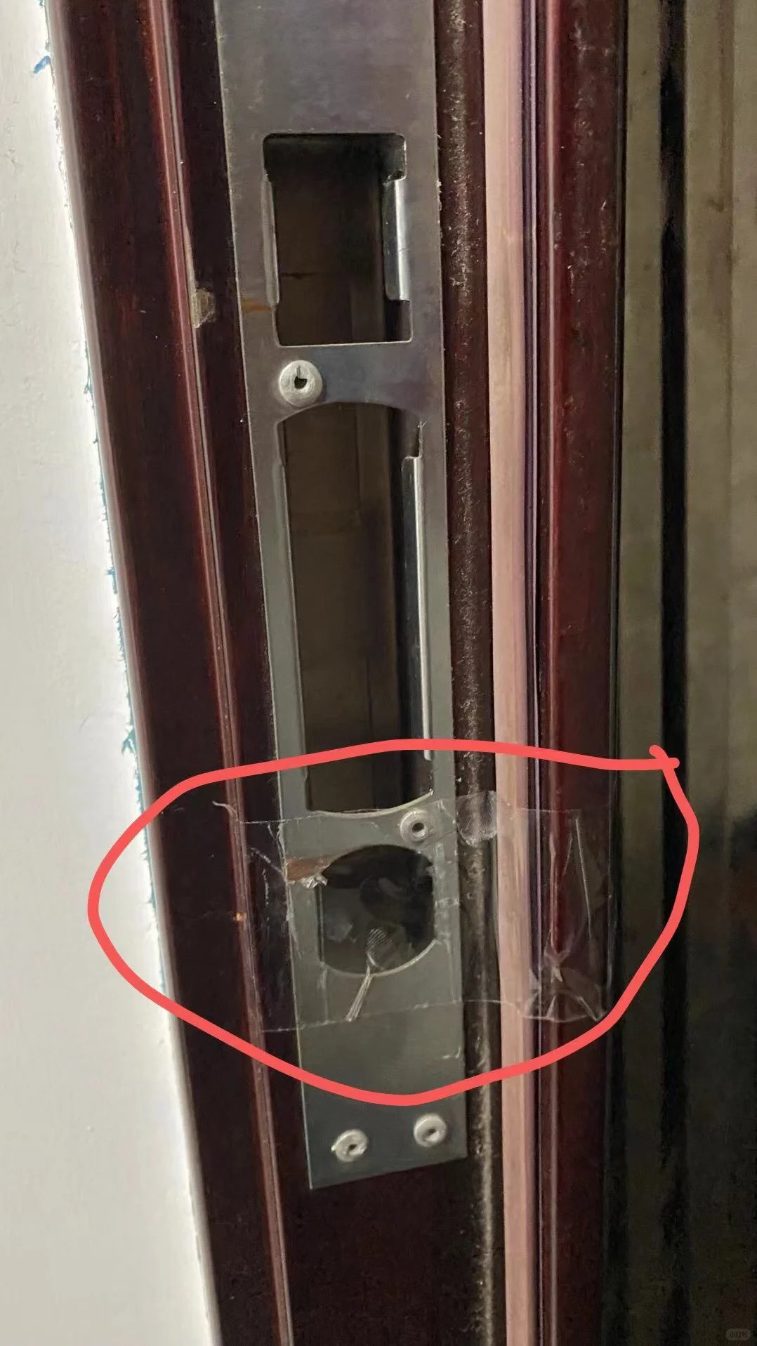 求助！出租屋的大门被贴了胶布
旧小区出租屋的大门被贴了胶布，都不是家里人贴的，晚