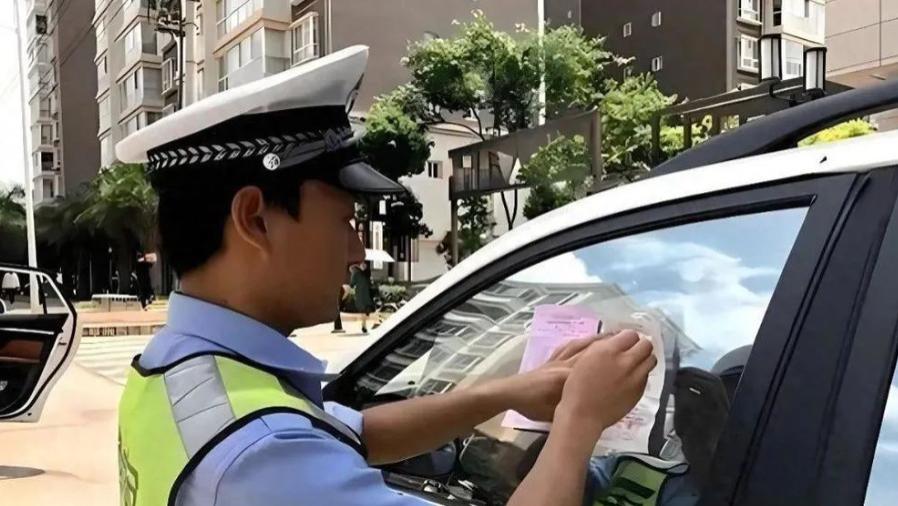 车上别看到罚单就交钱：这几种罚单不用理会，交钱就上当了