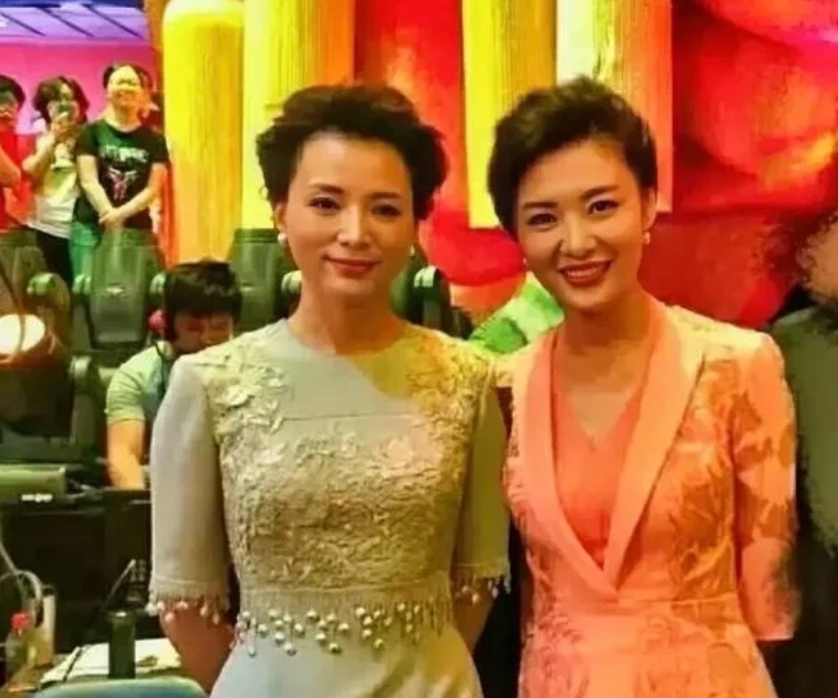 大家有没有发现，她们两位没有主持春晚有很多年了，但很多观众依然一直会记得她们。董