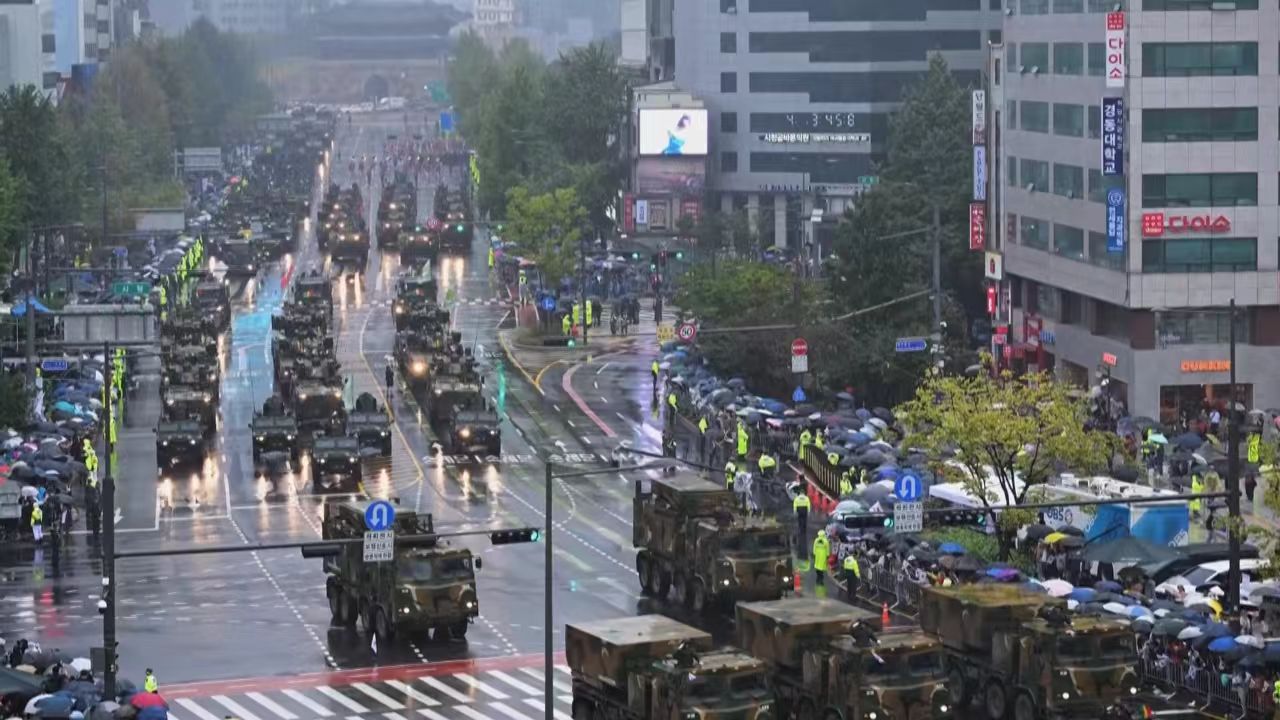 首尔之冬事变，快速复盘震撼韩国政坛的政治风暴。
 
首尔之冬一日事变，如一场突如