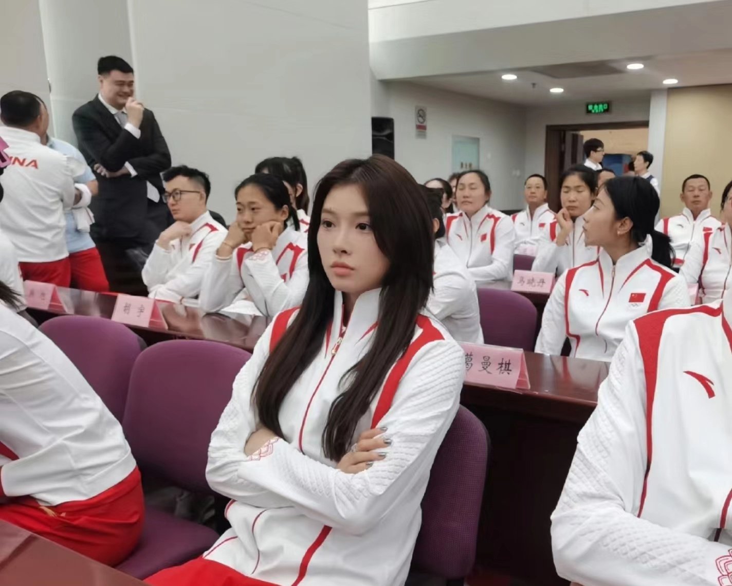 吴艳妮即将出征巴黎奥运会，这算是赛前动员，或者是领导开会，后面是葛曼棋，左侧还有