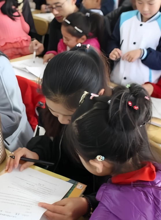 不管学生学习管起了学生家长收入，今天的东莞教育局备受质疑，被网民调侃“操碎了心”