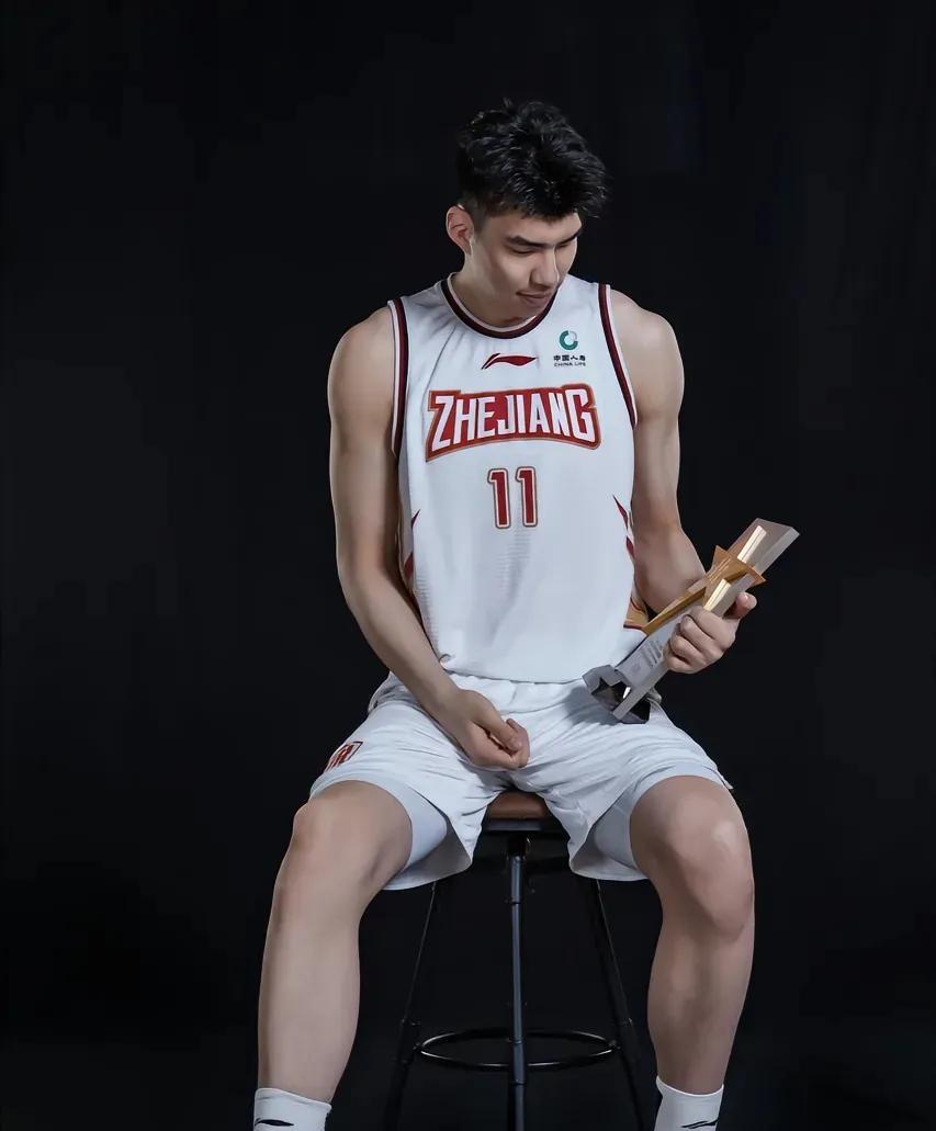 为什么中国男篮有这么多身高的球员，却打不出成绩呢
周琦        217c