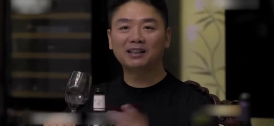 情商的重要性在职场中无可置疑，低情商可能导致意想不到的后果。2016年，京东副总