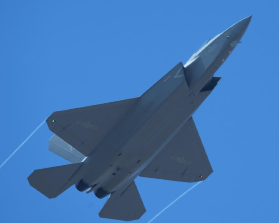歼-35A真的是太丝滑了，单单看这外形就足以证明歼-35A是全世界隐身能力最好的