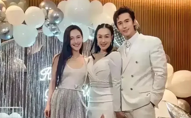 都是50多岁的老女人了，钟丽缇怎么还是那么年轻，和丈夫张伦硕同框，竟然看起来一样