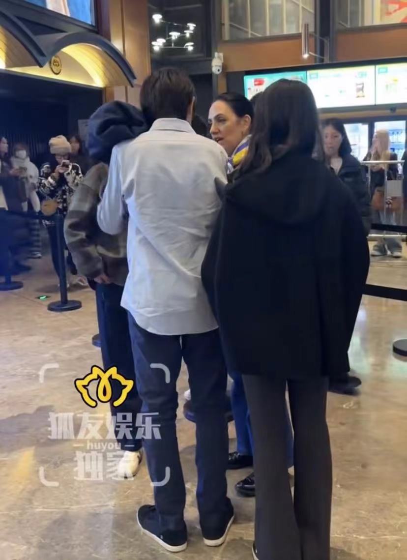 14岁诺一长成美少年，比妈妈还高