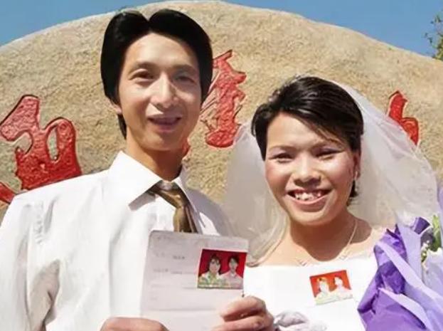 2004年浙江省第一位变性人手术成功了，他变成了“她”。随后在2005年结婚，2