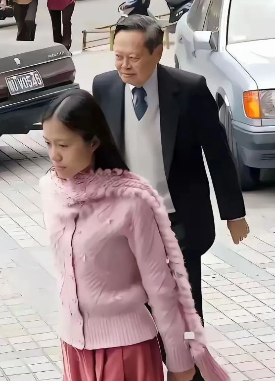 2004年，翁帆和杨先生去领结婚证的瞬间！
两人并没有并肩一起前行，而是翁帆在前