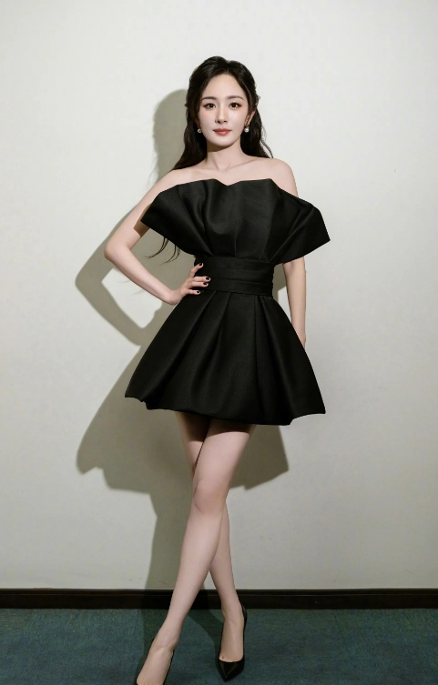 杨幂，166cm，腿是真细。   .
