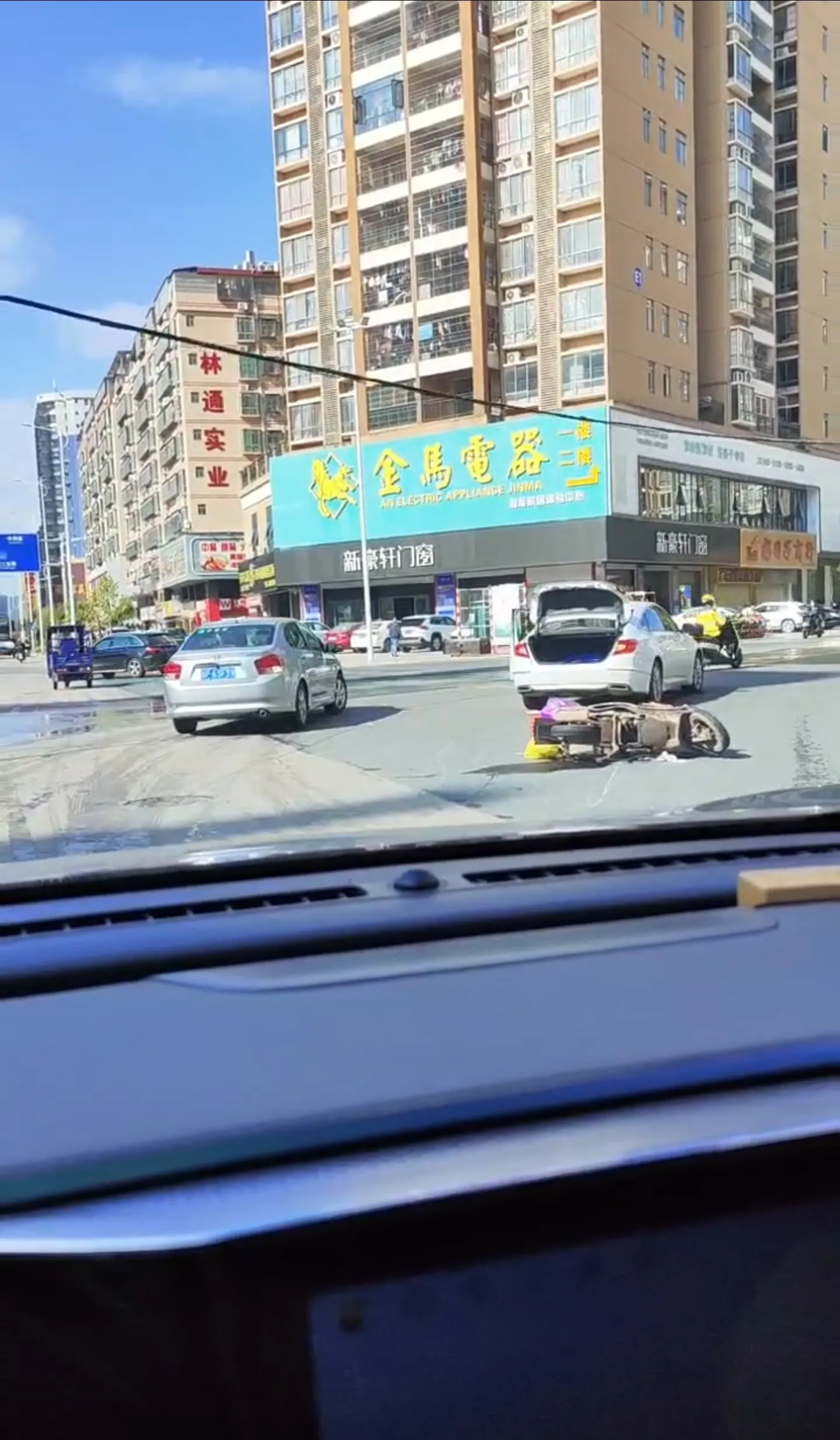 据统计，交通事故频发率最高的一群人是网约车及的士司机、外卖员。

这些人交通事故
