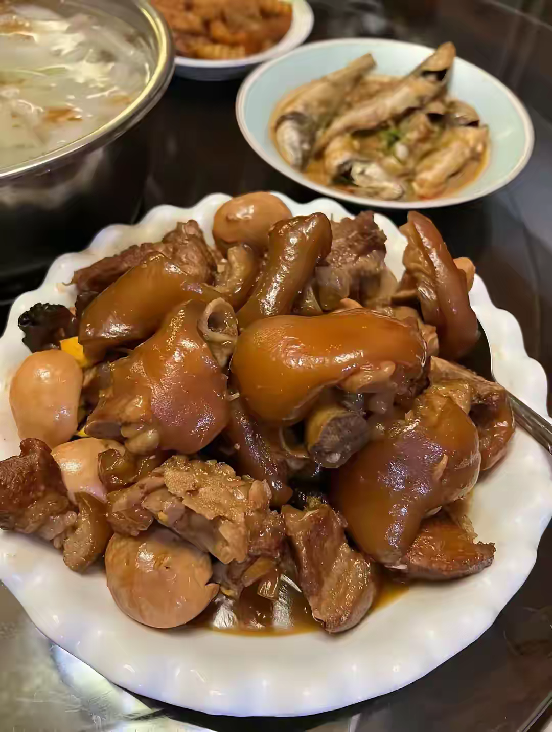 同事说我太不会办事了，我觉得我没有错。昨天公司组织聚餐，一大盆猪脚没动，大家都觉