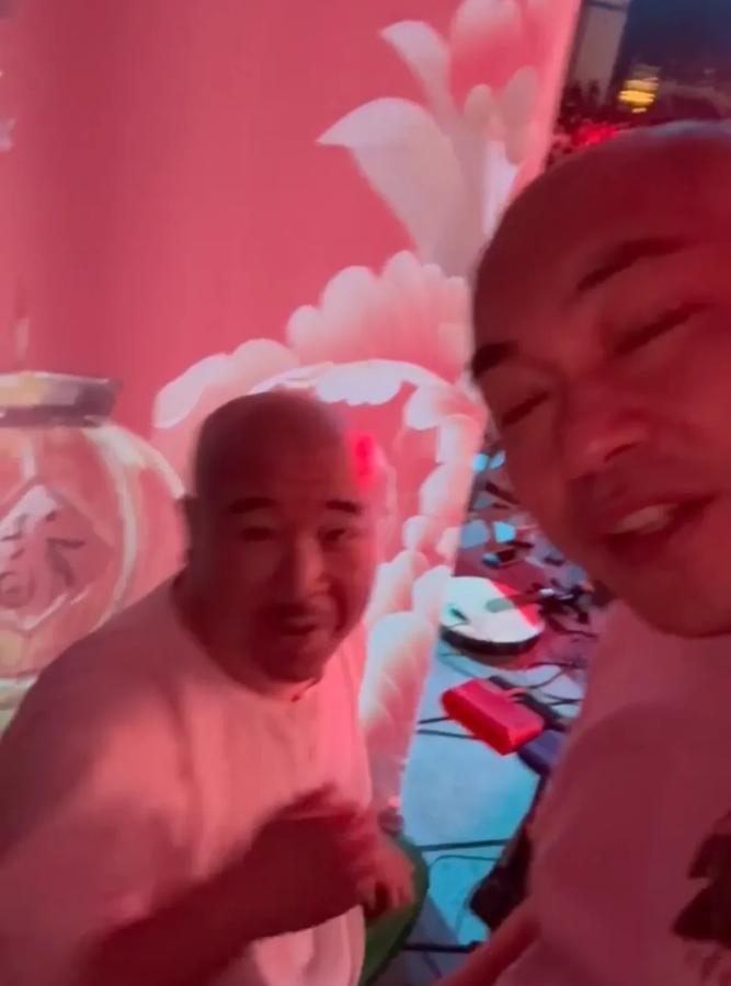 二人转演员程野，新加坡巡演！

问女粉丝哪里人，回答黑龙江鸡西！

问美女有没有