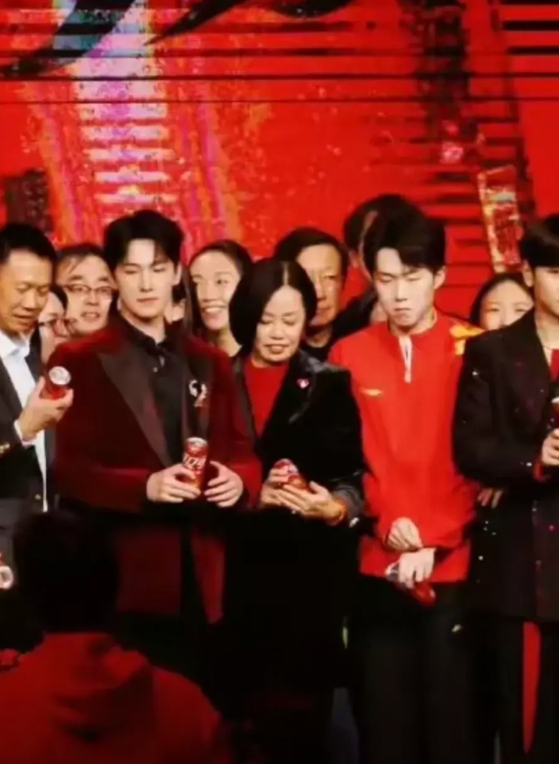 中国奥运冠军被粗暴对待！
在可口可乐公司活动上，奥运冠军王楚钦原本站在C位，却被