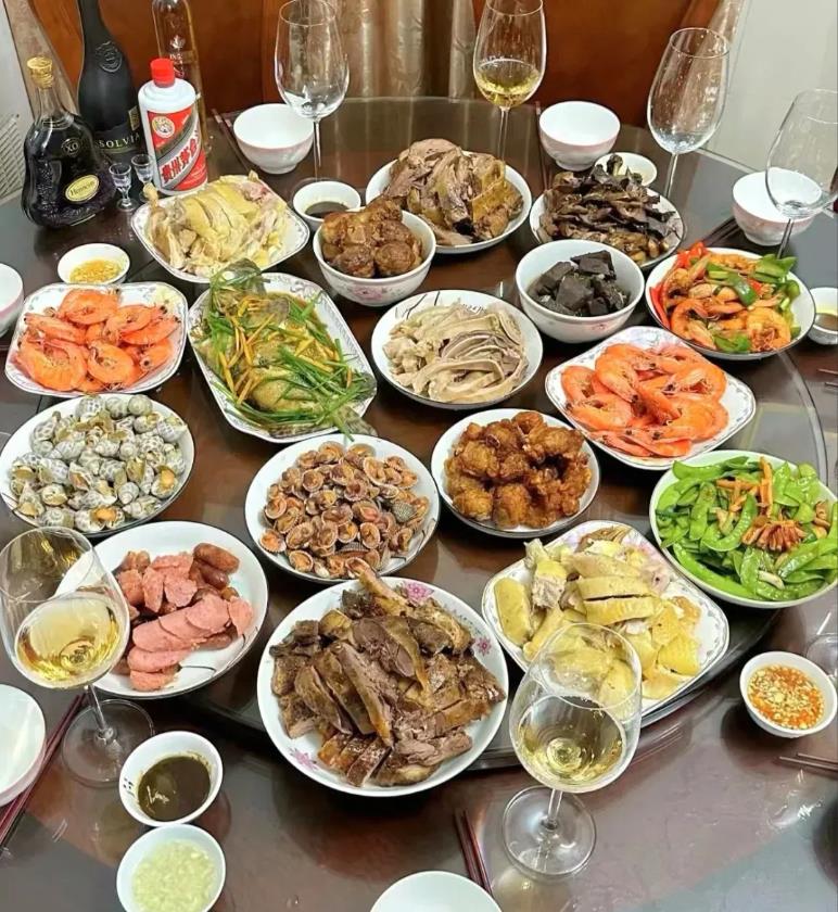 第一次来广东的男朋友家，他父母弄了这么一桌子菜，这在这边算什么待遇呢？
