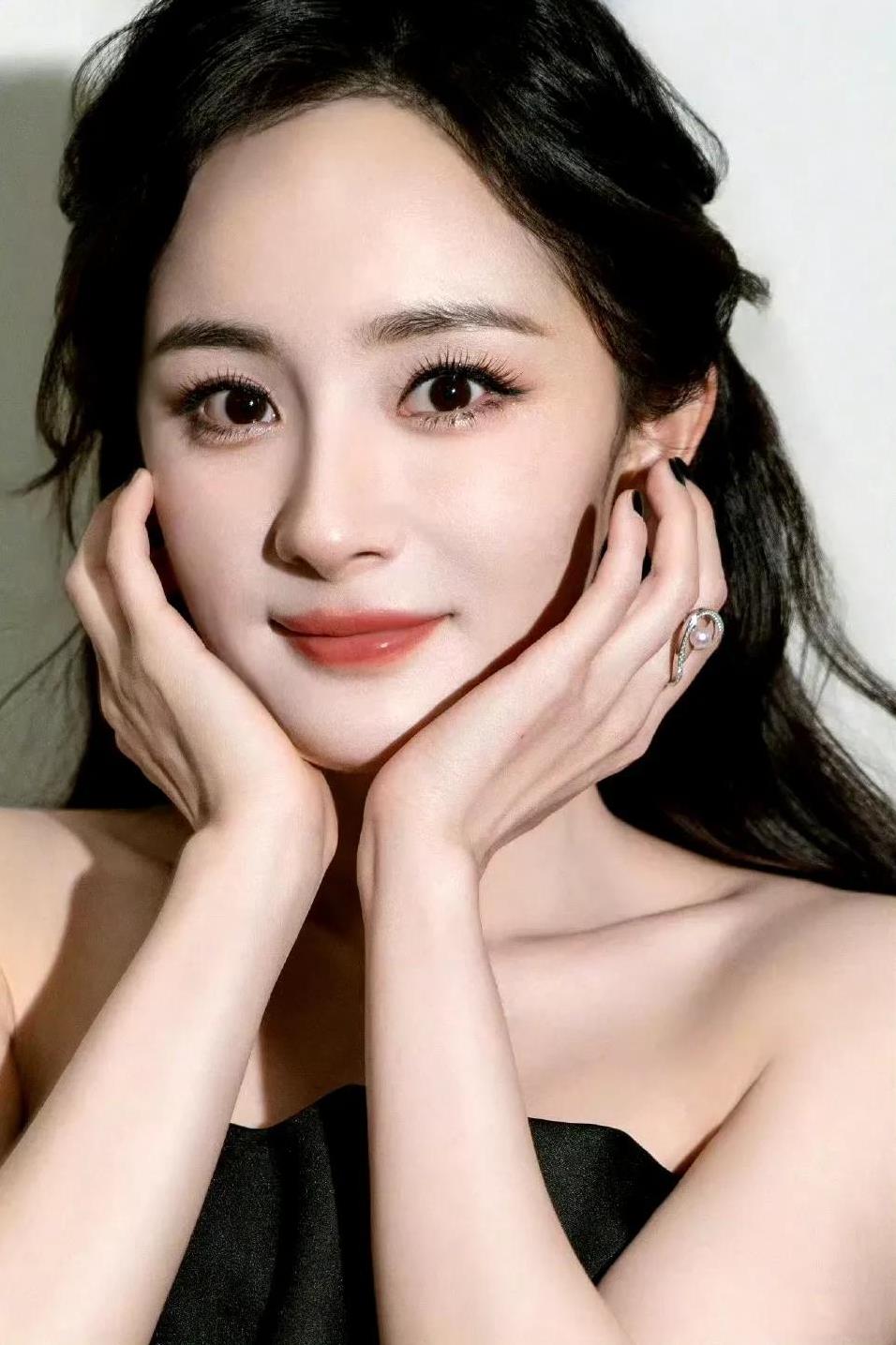 #杨幂新疆求助迪丽热巴，翻译趣事曝光！# 嘿，娱乐圈又出新鲜事儿啦！说出来你可能