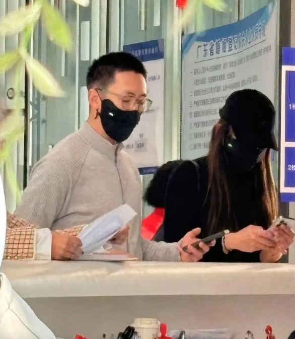 葛夕留一手一起出现在民政局，被网友偶遇，后面留一手在直播间说离婚预约手续已经办完