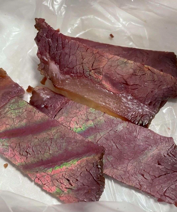 刚买的牛肉切开怎么是这样？ 还能吃吗?
