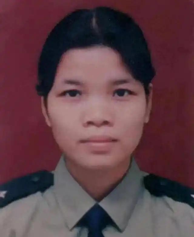 1997年，年仅22岁的女缉毒警牺牲，她的墓碑上没有名字，也没有照片，直到23年