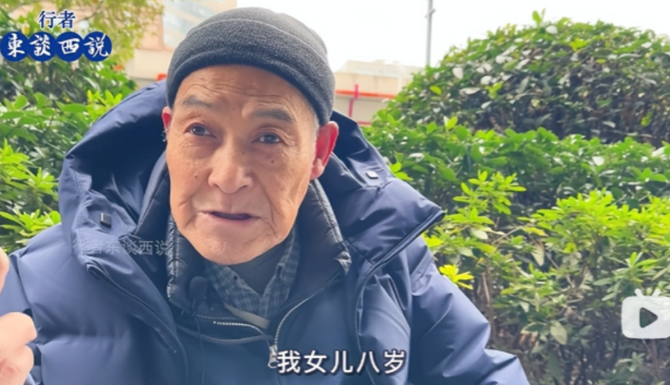 “滚回你的美国去！”一个满头白发的老人，坐着轮椅从美国返回中国。不曾想刚回到家后