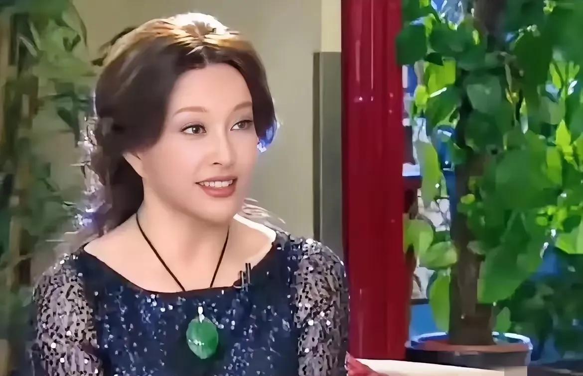 刚刚和我妈一起看《一路繁花》呢，我妈说：这老太太不是年纪最大的吗？为什么要受这个
