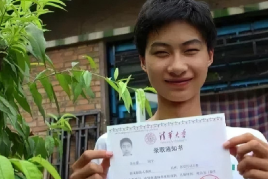 眼泪止不住了！2017年，河北一考生以744分考上清华，清华校长亲自登门拜访，想