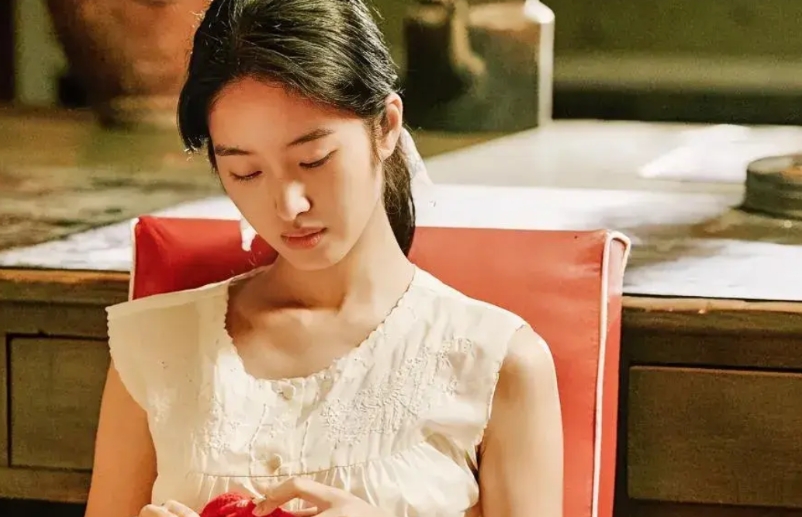 冯小刚《芳华》最讽刺的10个细节！
1.林丁丁这女孩谁抱都可以，医生干事抱过，摄