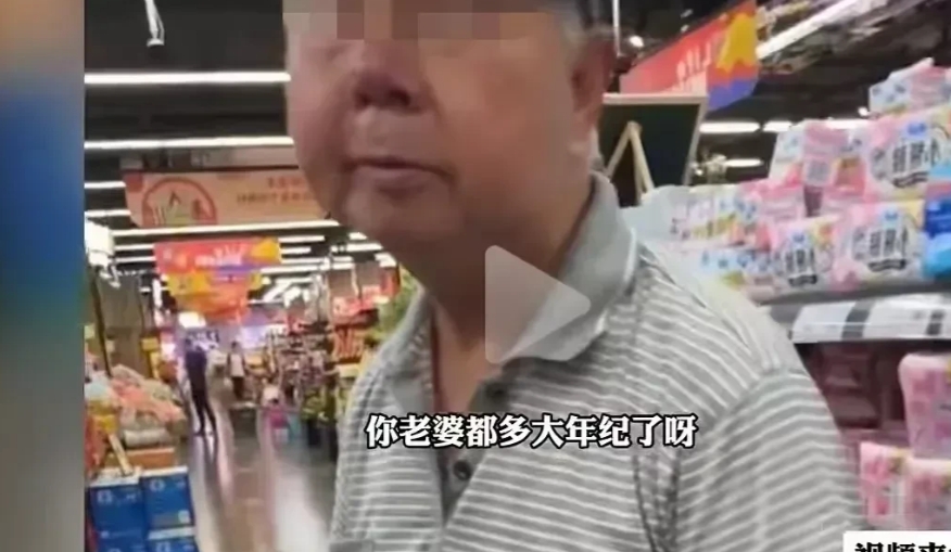 一包卫生巾到底有几片？江苏，大爷在超市闲逛，趁着没人注意，径直来到女性卫生用品的