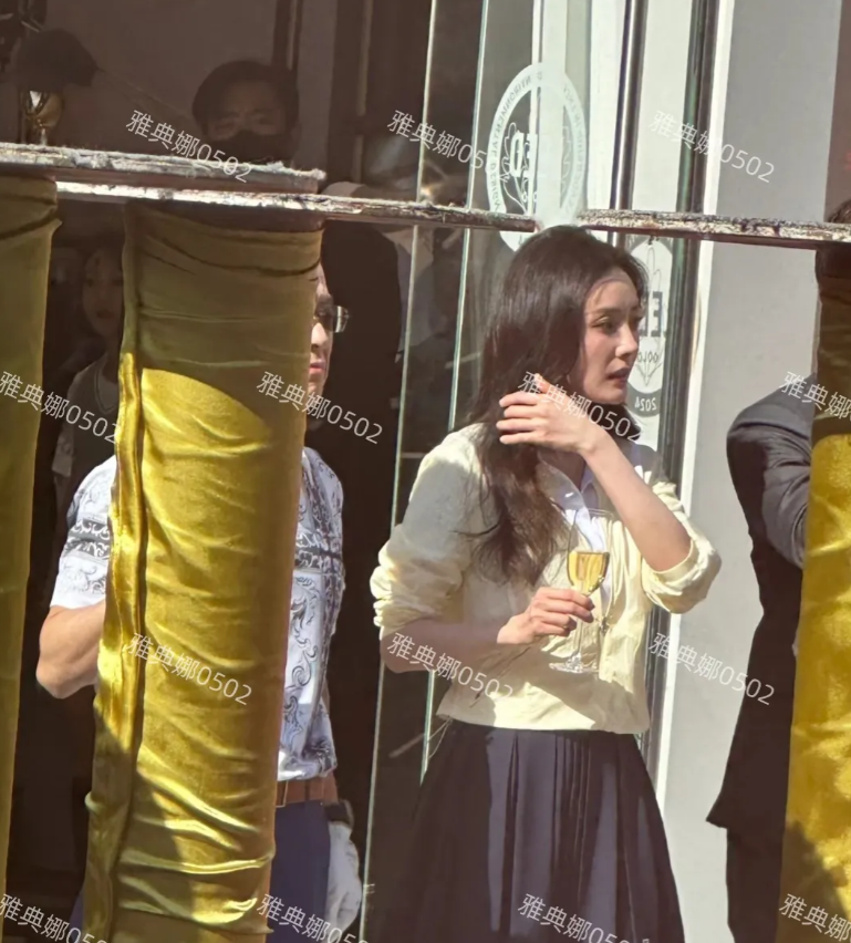 杨幂不仅剧里看着老，本人线下活动的状态也不咋地，皮肤松弛下垂法令纹深，双眼皮好多