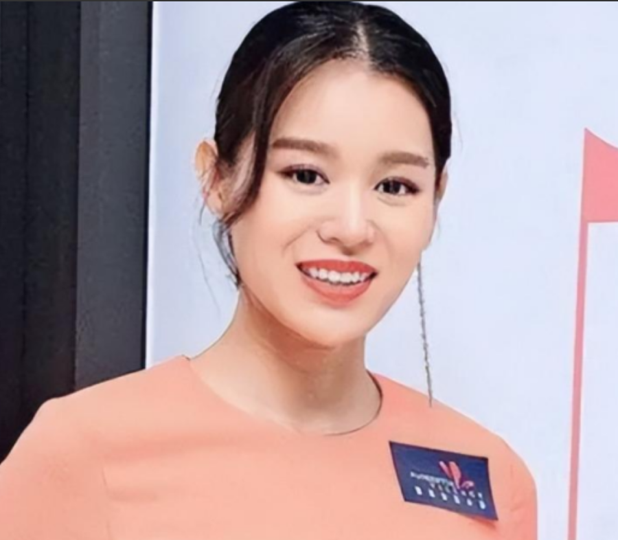 2021年，胡杏儿惊慌失措地对丈夫李乘德说:“我怀孕了，如果三胎还是个儿子怎么办
