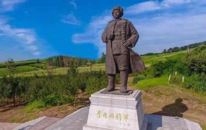 1946年，哈尔滨，抗联将领李兆麟夜里支开众人 ，连警卫都没带，悄悄地进入一栋房