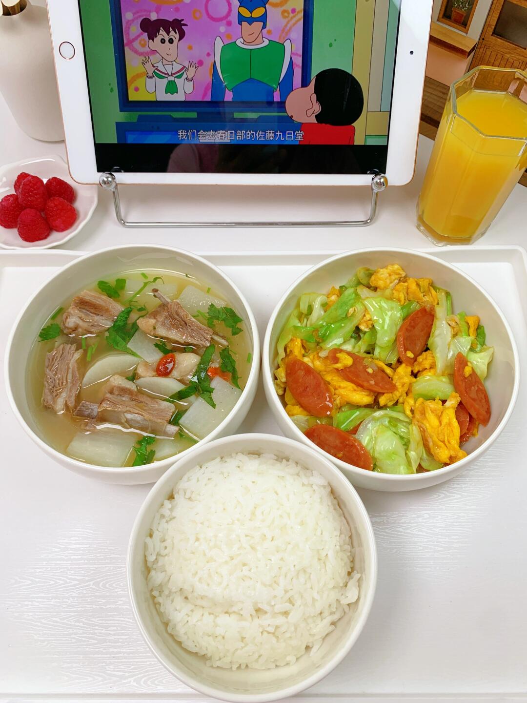 今日晚餐:
白萝卜羊排汤
包菜炒鸡蛋
冬天来一碗羊肉汤，暖心又暖身
做法简单在图