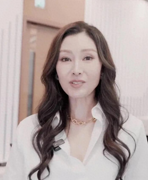 哇塞！许久未露面的李嘉欣近照一出，可真是惊艳了大伙！都 54 岁的人了，就看她穿