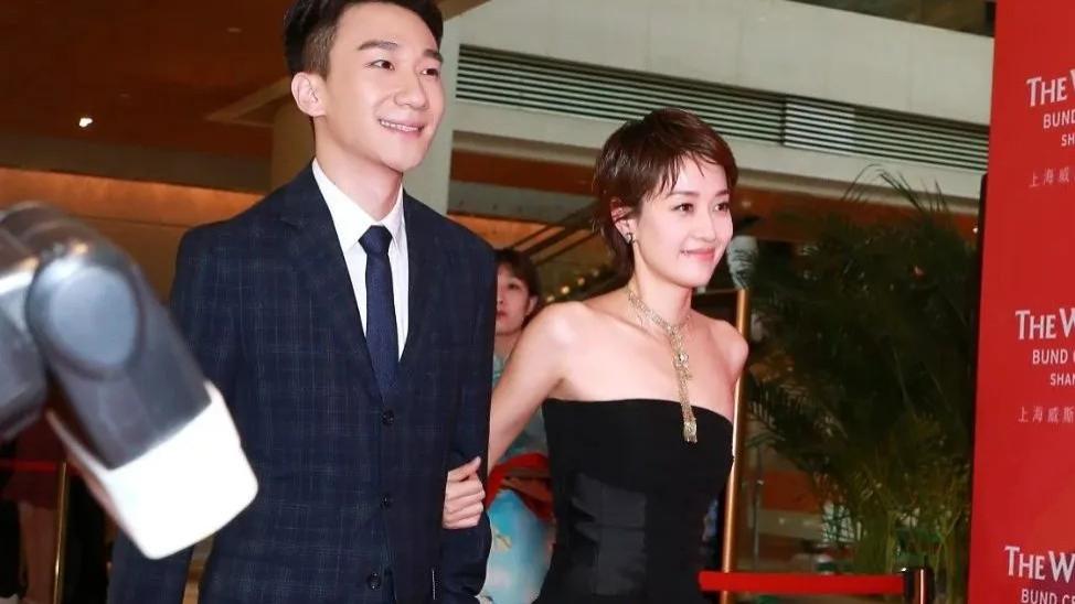 48岁马伊琍，离婚10年牵手小18岁小鲜肉吴昊宸，网友：是复 仇？还是真爱？